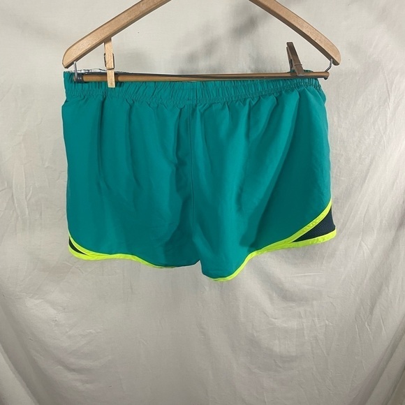 Women's Under Armour Running Shorts Size Medium Loose Athletic Heatgear Lined - Picture 3 of 4